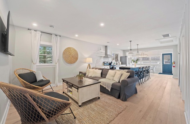 Hot Tub Haven! Steps to Bay Beach! Guest favourite