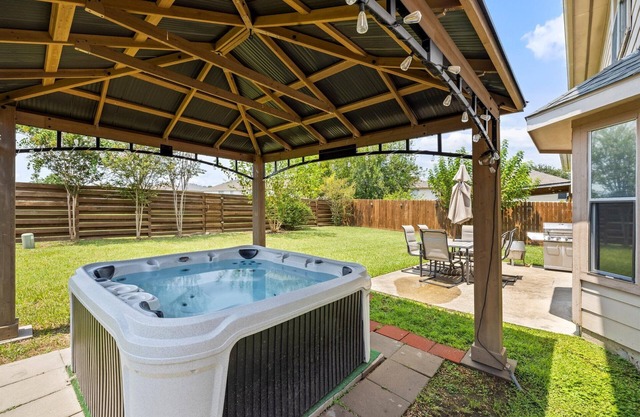 Hot Tub HTown Getaway | Yard BBQ Air Hockey WiFi