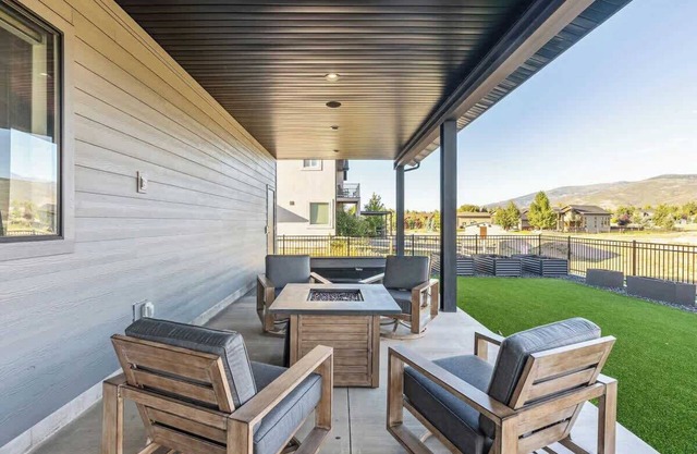 Hot tub, Minutes 2 ParkCity & Jodanelle, Pets are Allowed!