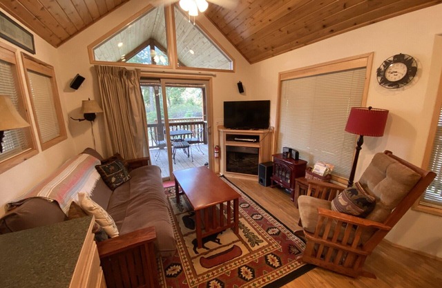 Hot Tub! Peaceful Mountain Cabin at Hyatt Lake
