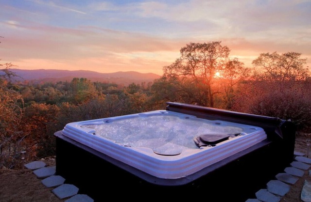 Hot Tub, Privacy, Fire Pit, Pool Table, Ping Pong, Amazing Views!