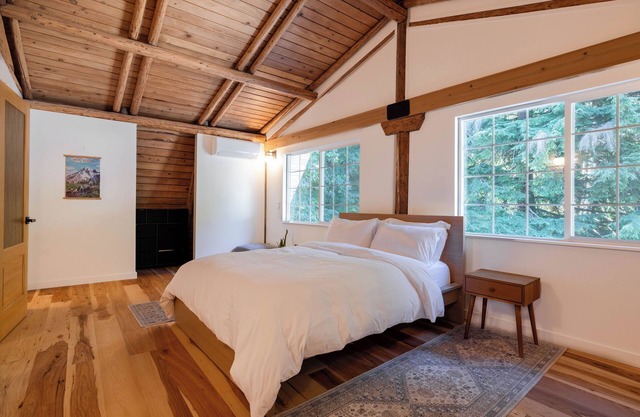 Hot Tub & Sauna - 1 mile from Mount Rainier NP - Forest view - Sleeps 8