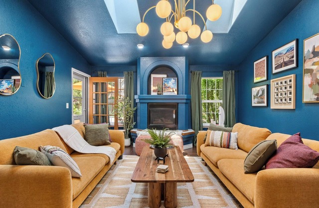 Hot Tub/Theater/Game Room/Quiet/Close to Airport