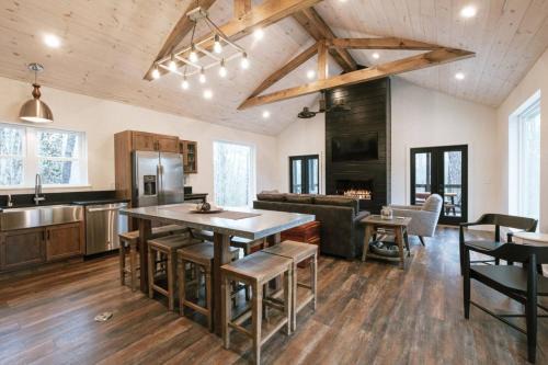 Hot-Tub Wifi Fireplace - Honeysuckle Bridge