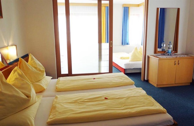Hotel ∙ Family room, shower or bath, toilet