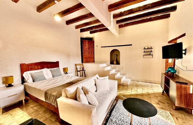 Hotel Room, one block from the Lake centr 4