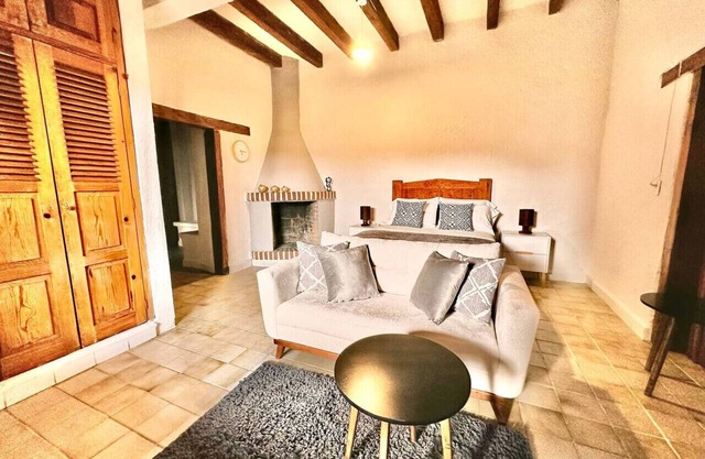 Hotel type room, one block from the Lake centr 5