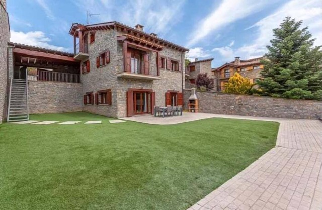 House 4 rooms 10 Pax, Fireplace, BBQ & Cadí Views