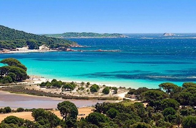 House 5 bedrooms private access to the beach