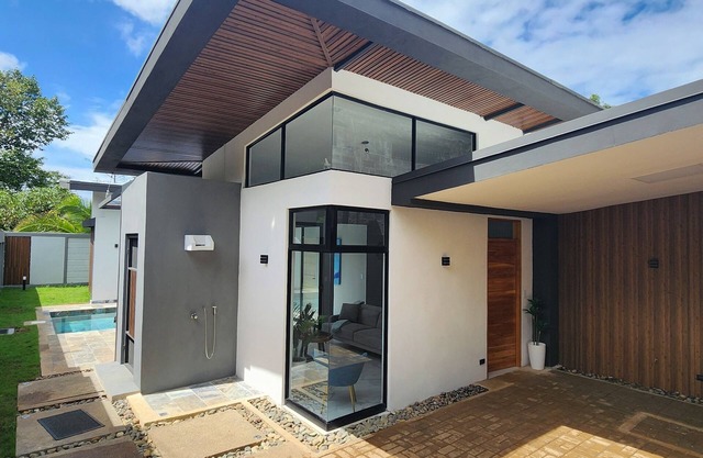 House 7 min to Manuel Antonio Nat Park with Private Pool, A/C & Parking.