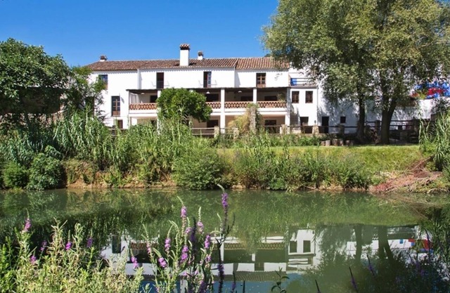 House Casa del Rio - Riverside Retreat with Mountain Views, Pool & Wi-Fi