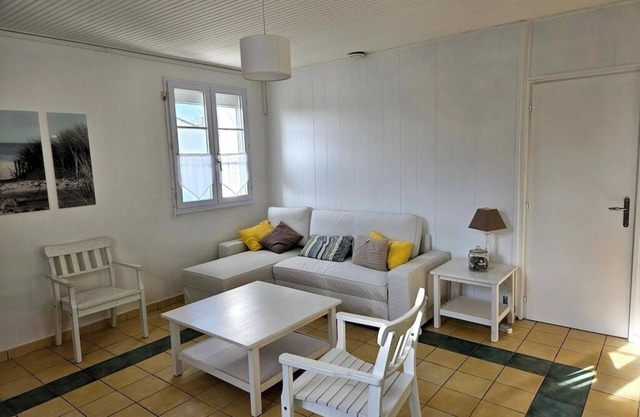 House, close to beaches and shops, with enclosed garden. Pets welcome.