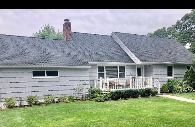 House ,hot tub, pool table, fireplace, barbecue área,soccer área, beach outlets