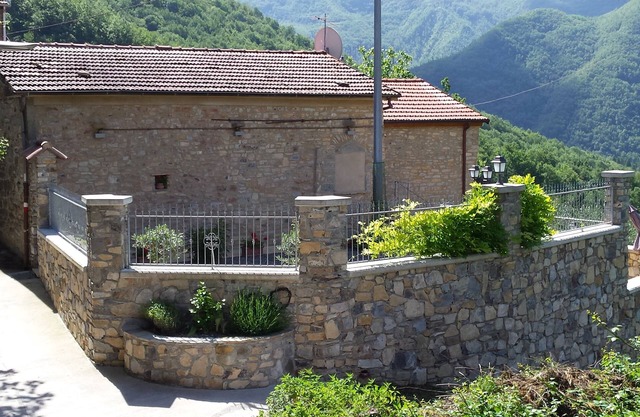 House in a Tuscan mountain village with private swimming pool and stunning views