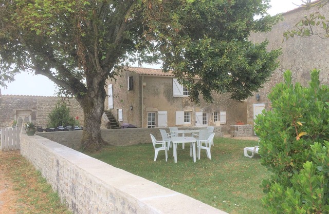 House next to cycle path with large garden and covered play area