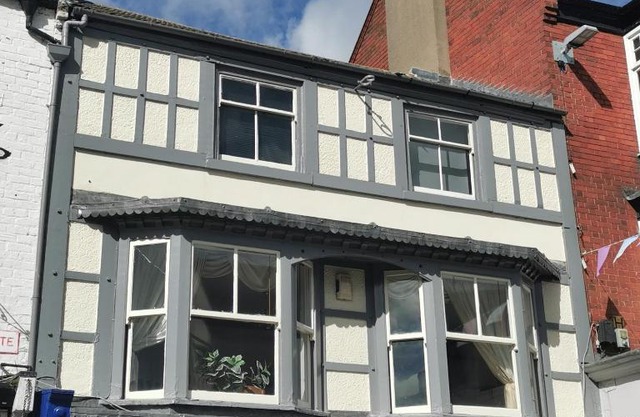 House - Sleeps up to 14 & Parking Available