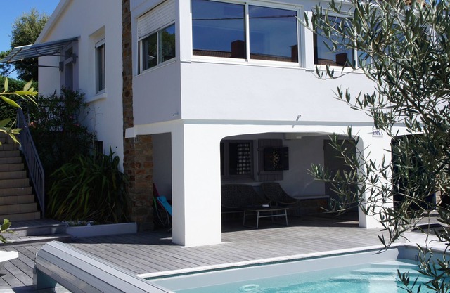 HOUSE with heated pool, beach and shops on foot