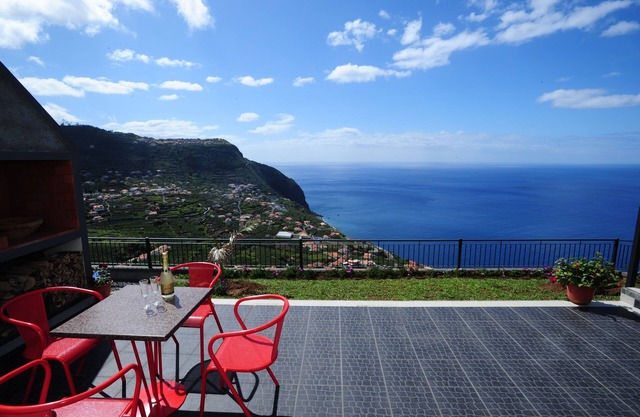 House with 2 bedrooms, sleeps up to 4 people and has cots available