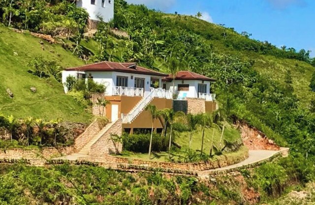 House with 2 sea-view masters, infinity pool and garden.