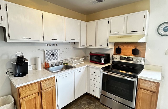 House with 3 beds 2 bedrooms and backyard