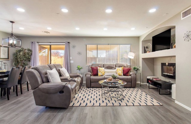 House with Heated Pool, King Bed and Work Station