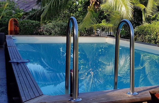 House with large pool, close to lagoon access, ideal for couples or families.