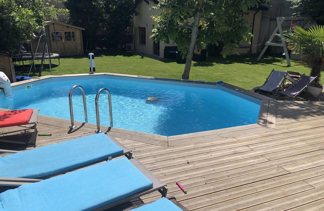 House with pool between Paris and Versailles