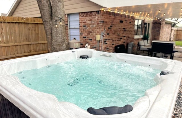 Houston Family Retreat with Hot Tub Pool Firepit