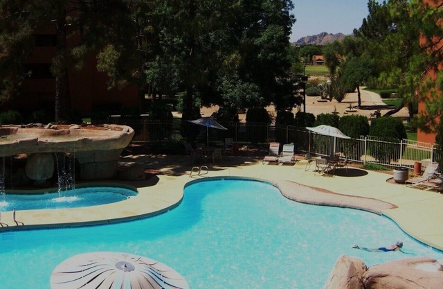 HUGE 1BR!! WiFi, Pools, Fitness! Walk to golf, shops, restaurants