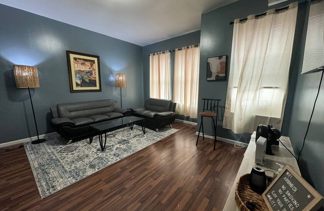 HUGE 2 Bedroom Apt FREE parking II Queen Bed