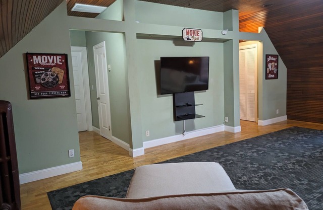 Huge 4 Bedroom 2 Blocks from Tower Grove Park!