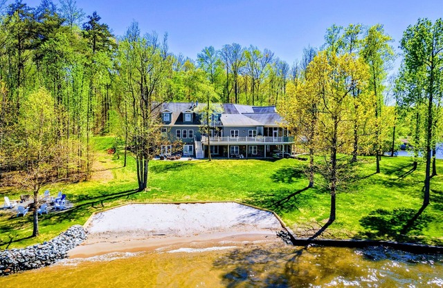 Huge 8BR Lakefront Lake Anna, Beach, Dock, Hot Tub