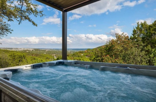 Huge Covered Patio | Spa | 4 mins to Lake | Views!