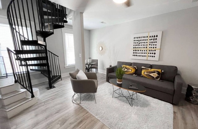 Huge Downtown Retreat Walkable to Everything