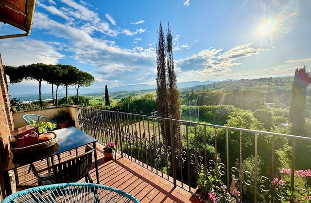 Huge Family Friendly Villa. Stunning views of Umbria & Tuscany in lovely village
