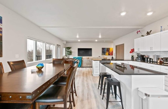HUGE-Fun-Trendy Apt by Perry District & Downtown!