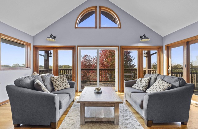 Huge Galena Territory Retreat