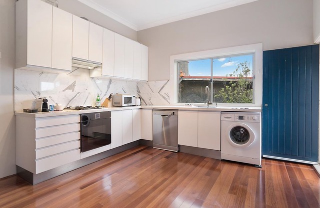 Huge Harbour View Apartment In Historic Home