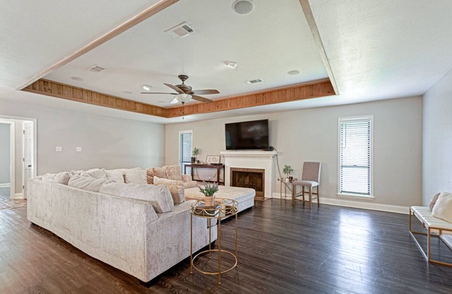 Huge Trendy Remodeled 4 Bdrm 2 Bath Home Restaurants Shopping I-10 10 min to LSU