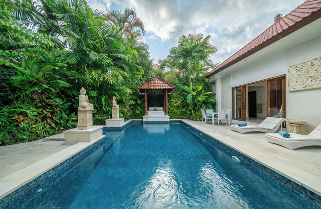Huge Villa 10 mins walk to Seminyak Beach
