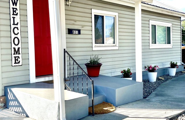 Humble Haven Bungalow - walking distance to breweries, restaurants and shopping!
