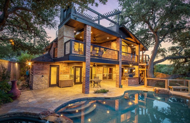 Hummingbird Hideaway - Canyon Lake Waterfront with pool and hot tub!