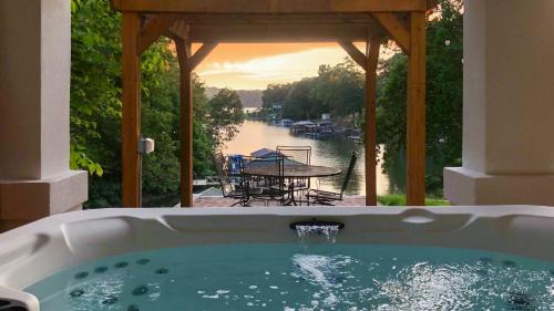 Hummingbird Home by AvantStay Boat House Dock