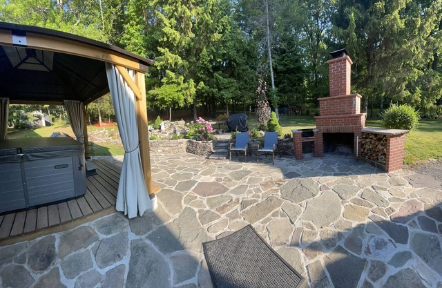 Hummingbird Paradise in Pocono, hot tub,sauna,close to vineyards and ski resort
