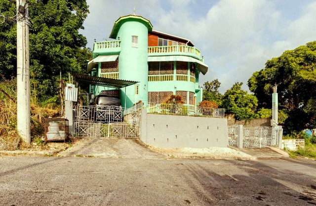 Hummingbird Room in Guest Home: WiFi, Hot Water AC Montego Bay Live-in Hosts