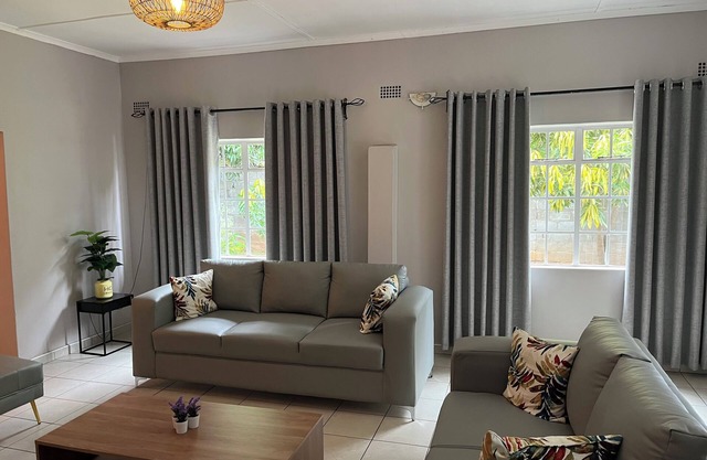 Hungwe House 4-bedrooms in amazing Victoria Falls with WiFi, AC, Pvt Pool&Garden