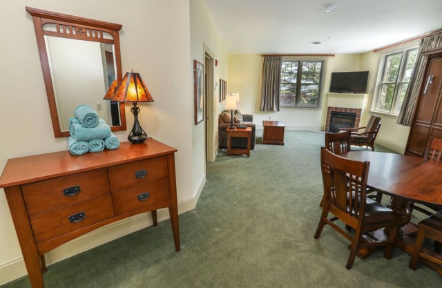 Hunter Mountain 1BR Suite | Jacuzzi & Fireplace
