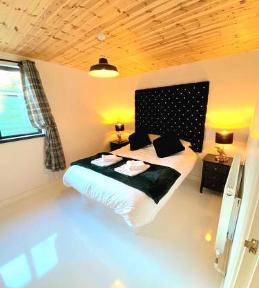 Hunters Hideaway-Hot Tub-Wiltshire-Groups