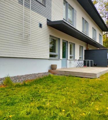 Huoneisto terassilla & parkkipaikalla