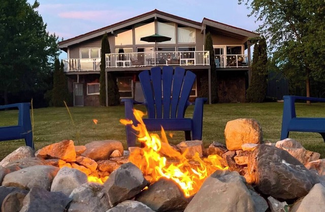Huron Hideaway - Lakefront Cottage Hotub/Pets
